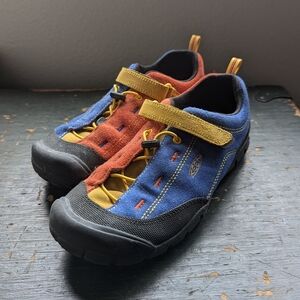 KEEN Jasper Big Kids Size 6 suede sneakers with easy on bungee cinch